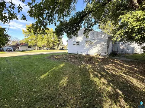 Exterior - 521 W 2nd Ave, Miller, SD 57362 photo 6 of 12