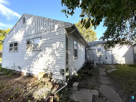 Exterior - 521 W 2nd Ave, Miller, SD 57362 photo 3 of 12