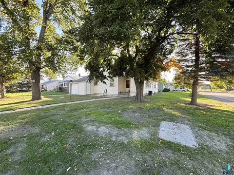 Exterior - 521 W 2nd Ave, Miller, SD 57362 photo 9 of 12