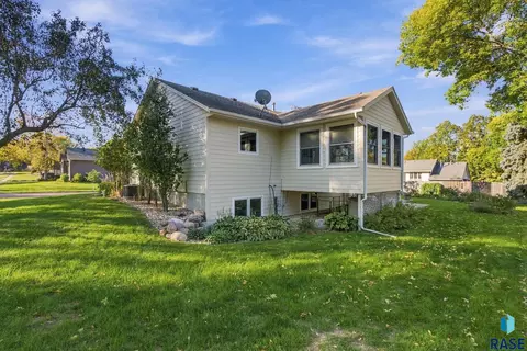 Exterior - 3304 E Marson Dr, Sioux Falls, SD 57103 photo 6 of 7