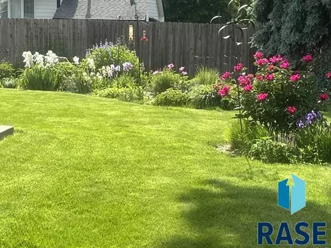 Exterior - 3304 E Marson Dr, Sioux Falls, SD 57103 photo 4 of 7