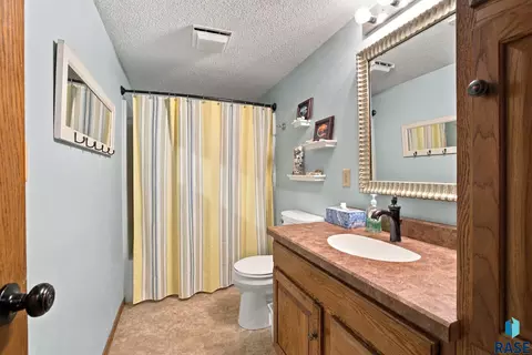 Bath - 3304 E Marson Dr, Sioux Falls, SD 57103 photo 3 of 3