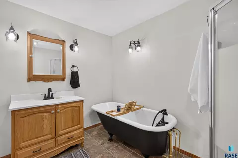 Bath - 3108 E 19th St, Sioux Falls, SD 57103 photo 4 of 8
