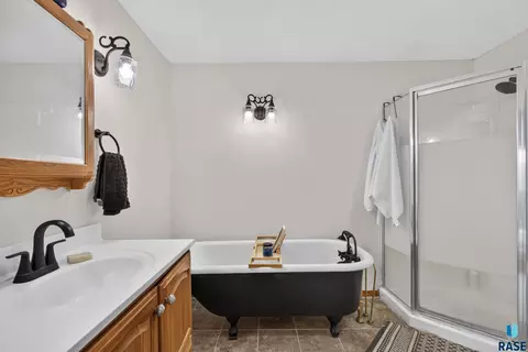 Bath - 3108 E 19th St, Sioux Falls, SD 57103 photo 3 of 8