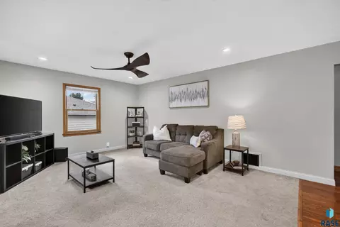 Living - 3108 E 19th St, Sioux Falls, SD 57103 photo 3 of 4