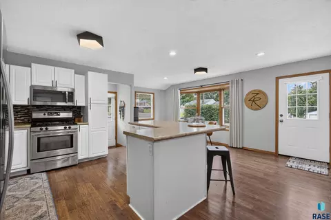 Kitchen - 3108 E 19th St, Sioux Falls, SD 57103 photo 6 of 7