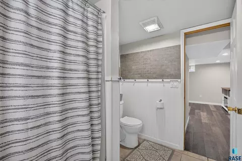 Bath - 3108 E 19th St, Sioux Falls, SD 57103 photo 6 of 8