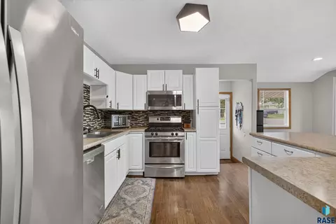 Kitchen - 3108 E 19th St, Sioux Falls, SD 57103 photo 4 of 7