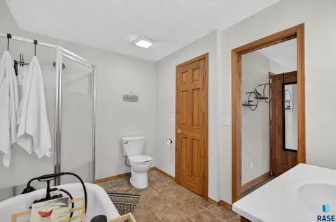 Bath - 3108 E 19th St, Sioux Falls, SD 57103 photo 2 of 8