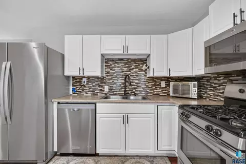Kitchen - 3108 E 19th St, Sioux Falls, SD 57103 photo 3 of 7