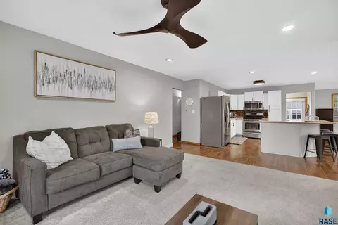 Living - 3108 E 19th St, Sioux Falls, SD 57103 photo 4 of 4