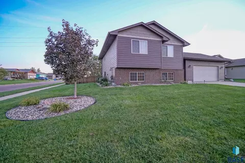 8801 W Stoney Creek St, Sioux Falls, SD 57106