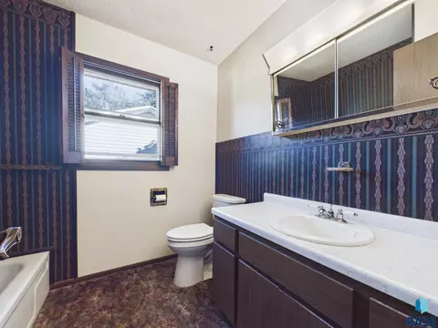 Bath - 25761 Lindbergh Ave, Renner, SD 57055 photo 2 of 3