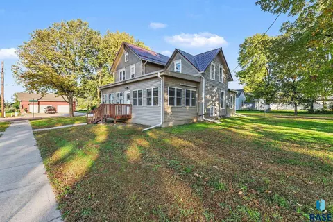 Exterior - 420 W 7th St, Canton, SD 57013 photo 8 of 10