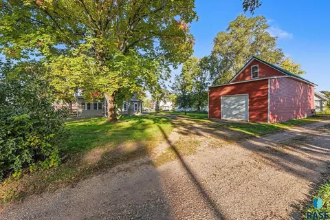 Exterior - 420 W 7th St, Canton, SD 57013 photo 4 of 10