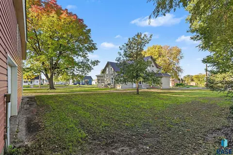 Exterior - 420 W 7th St, Canton, SD 57013 photo 3 of 10