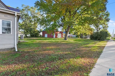 Exterior - 420 W 7th St, Canton, SD 57013 photo 7 of 10