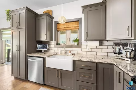Kitchen - 6708 E Dugout Ln, Sioux Falls, SD 57110 photo 2 of 2