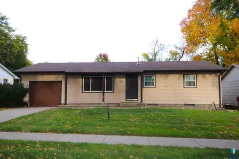 320 N Meyer Ln, Sioux Falls, SD 57103