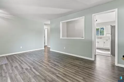 Living - 105 E Maureen Dr, Brandon, SD 57005 photo 4 of 5