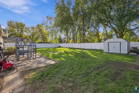 Exterior - 105 E Maureen Dr, Brandon, SD 57005 photo 9 of 10