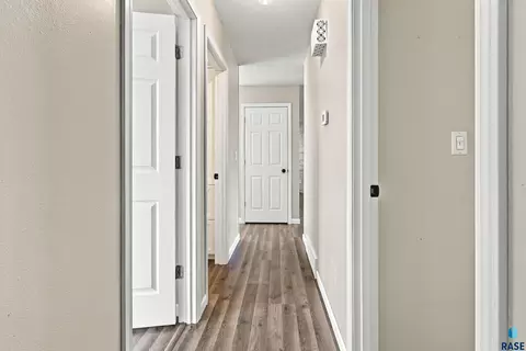 Entry Way - 105 E Maureen Dr, Brandon, SD 57005 photo 2 of 4