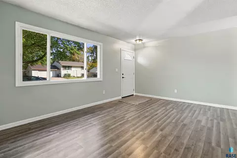 Living - 105 E Maureen Dr, Brandon, SD 57005 photo 3 of 5