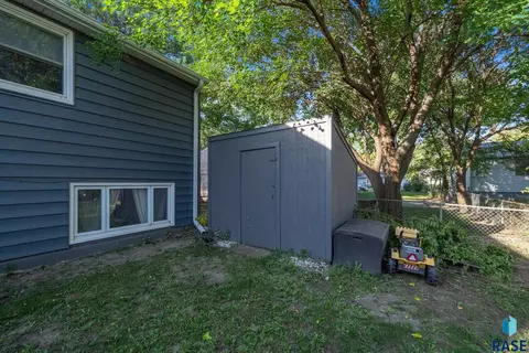 Exterior - 3904 E 21st St, Sioux Falls, SD 57103 photo 8 of 12