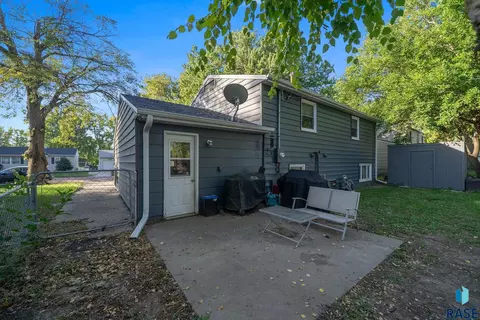 Exterior - 3904 E 21st St, Sioux Falls, SD 57103 photo 5 of 12