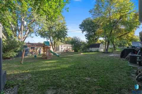 Exterior - 3904 E 21st St, Sioux Falls, SD 57103 photo 7 of 12