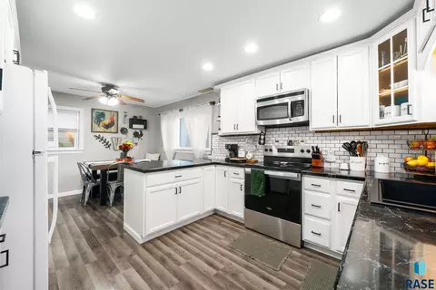 Kitchen - 3904 E 21st St, Sioux Falls, SD 57103 photo 5 of 8