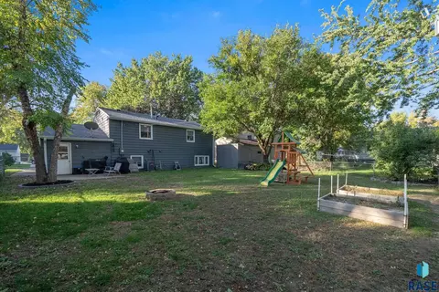 Exterior - 3904 E 21st St, Sioux Falls, SD 57103 photo 4 of 12