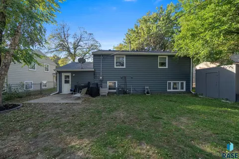 Exterior - 3904 E 21st St, Sioux Falls, SD 57103 photo 10 of 12