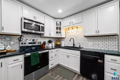 Kitchen - 3904 E 21st St, Sioux Falls, SD 57103 photo 6 of 8