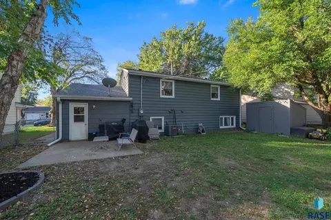 Exterior - 3904 E 21st St, Sioux Falls, SD 57103 photo 3 of 12