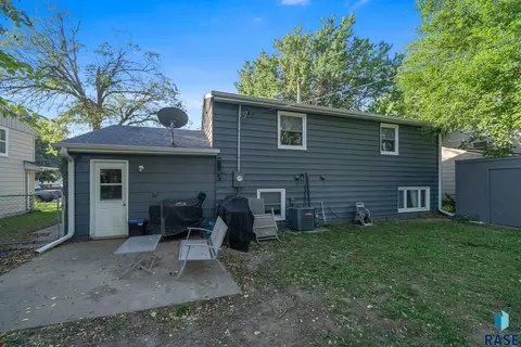Exterior - 3904 E 21st St, Sioux Falls, SD 57103 photo 9 of 12