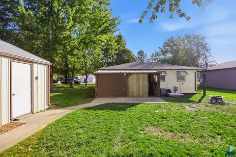 Exterior - 417 S Poplar St, Freeman, SD 57029 photo 1 of 5