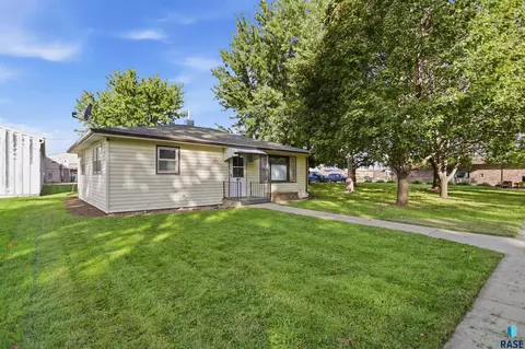 Exterior - 417 S Poplar St, Freeman, SD 57029 photo 3 of 5