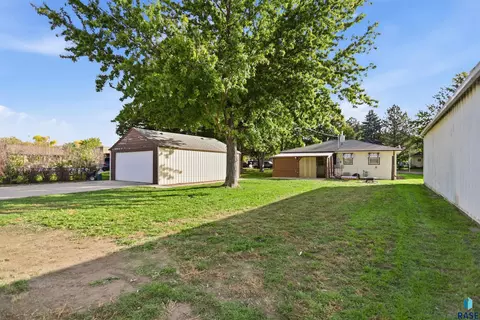 Exterior - 417 S Poplar St, Freeman, SD 57029 photo 2 of 5