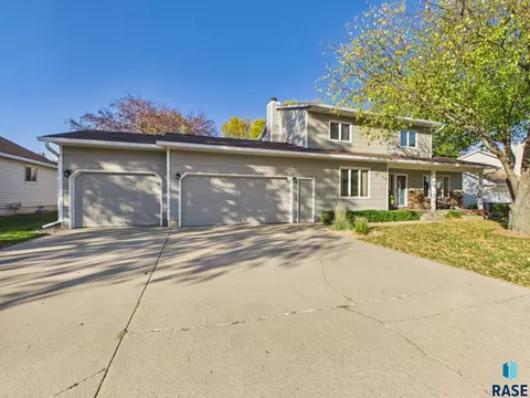 Exterior - 2900 E 52nd St, Sioux Falls, SD 57103 photo 9 of 11