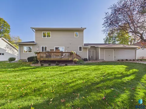 Exterior - 2900 E 52nd St, Sioux Falls, SD 57103 photo 7 of 11