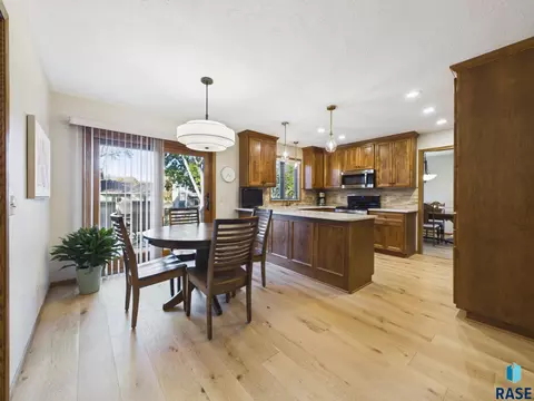 Dining - 2900 E 52nd St, Sioux Falls, SD 57103 photo 5 of 8