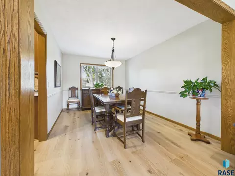 Dining - 2900 E 52nd St, Sioux Falls, SD 57103 photo 2 of 8