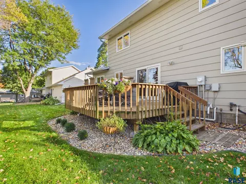Exterior - 2900 E 52nd St, Sioux Falls, SD 57103 photo 6 of 11