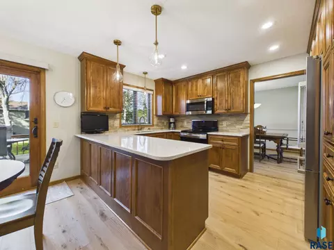 Kitchen - 2900 E 52nd St, Sioux Falls, SD 57103 photo 2 of 3