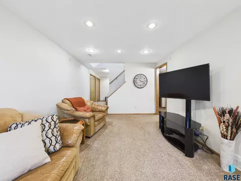 Living - 2900 E 52nd St, Sioux Falls, SD 57103 photo 15 of 16