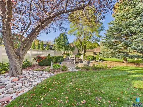 Exterior - 2900 E 52nd St, Sioux Falls, SD 57103 photo 4 of 11