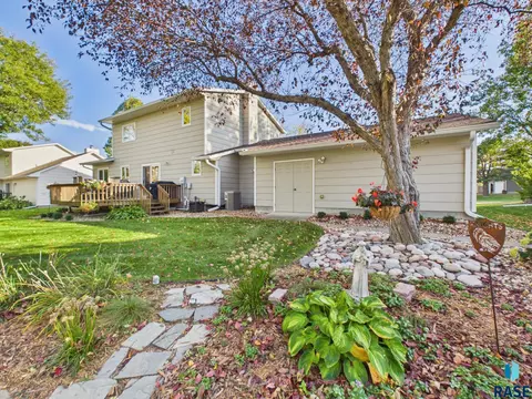 Exterior - 2900 E 52nd St, Sioux Falls, SD 57103 photo 3 of 11