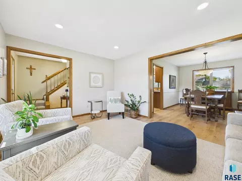 Living - 2900 E 52nd St, Sioux Falls, SD 57103 photo 6 of 16