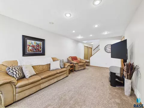 Living - 2900 E 52nd St, Sioux Falls, SD 57103 photo 14 of 16